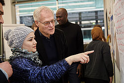 Dr. Manfred Lohner beim Besuch des Sprachkurses