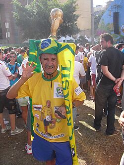 brasilianischer Fan mit Pokal auf dem Kopf