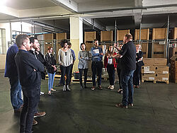 Gruppe beim Zuhören 