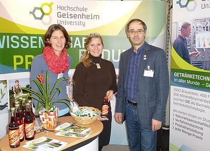 Zwei Frauen und ein Mann am Stand der Hochschule