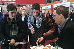 Interessierte am Stand