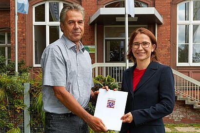 Übergabe der Berufungsurkunde für die Ökonomie Professur an Frau Loose durch Hochschulpräsident Prof. Dr. Hans Reiner Schultz