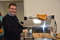 Mann an der Kaffeemaschine 