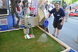 Frau mit Gießkanne in den Händen 