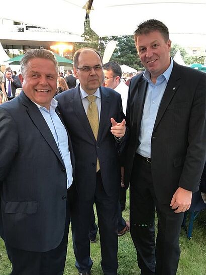 Klaus-Peter Willsch, MdB Wahlkreis  Rheingau-Taunus / Limburg (links), Landwirtschaftsminister der Bundesrepublik Deutschland, Christian Schmidt (Mitte) und Campus Manager der Hochschule Geisenheim Robert Lönarz (rechts)