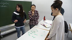 Teilnehmer stehen vor Tafel