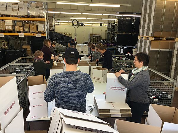 Gruppe beim Verpacken