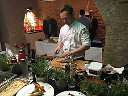 Janko Hilliges (Küchenmeister Flair Parkhotel Ilshofen und Nudelweltmeister 2011) kochte im Uni-Keller ein genussreiches 5-Gang-Menü mit den Gästen