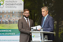 Student auf der Bühne bei der Übergabe 