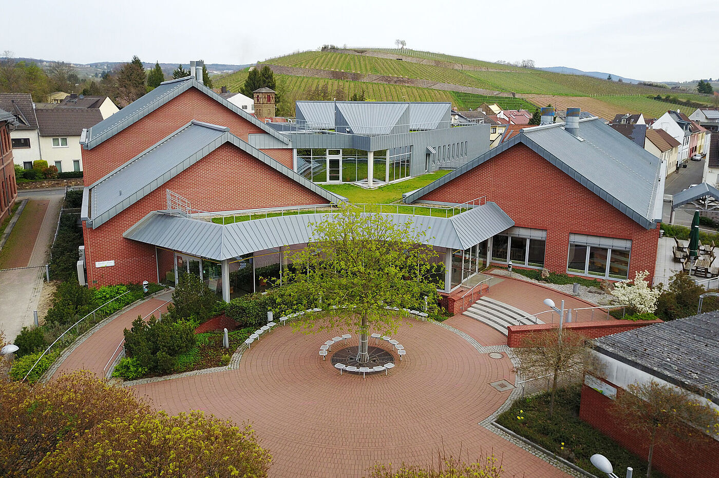Das Campus-Gebäude der Hochschule Geisenheim aus der Vogelperspektive © Winfried Schönbach