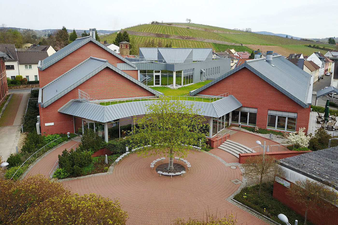 Das Campus-Gebäude der Hochschule Geisenheim aus der Vogelperspektive © Winfried Schönbach