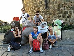 Studenten mit Stoffbaeren sitzend