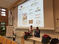 zwei Männer stehend vor Leinwand 