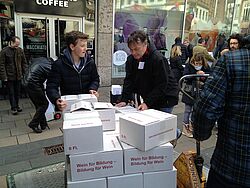 Mann und Junge heben Weinkisten