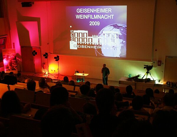 dunkle aufnahme der Bühne und der Zuschauer