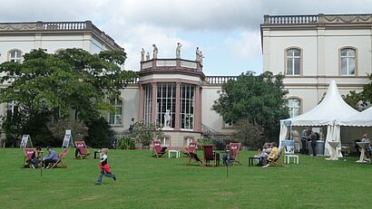 Campusgebaeude und Wiese