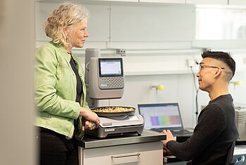 Farbmessung mit dem Spektralphotometer, Bildquelle: Woody T. Herner für die Hochschule Geisenheim