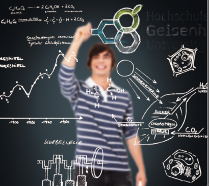 Student zeichnet an Tafel