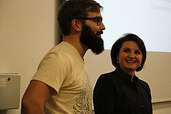 Portrait seitlich Mann und Frau lachend