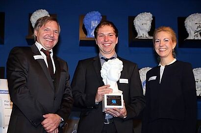 Daniel Hege hält Preis in den Händen 