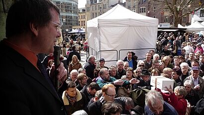 Menschengruppe während dem Verkauf