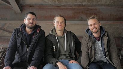 Frontalaufnahme von Figueras und seinen zwei Geschaeftspartnern