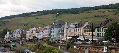 1) Rüdesheim, Blick vom Rhein auf die Stadt und die Weinberge (Bildquellen siehe unten)