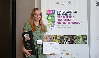 Yvette Wohlfahrt vor Poster