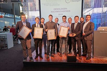 Gruppenbild mit Auszeichnung in den Händen 