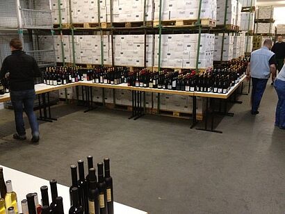 Rotweine stehen auf Tischen