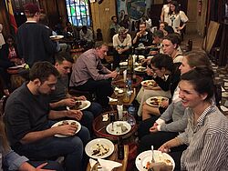 Studenten beim Essen