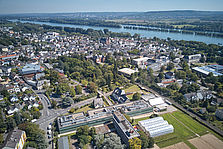 Luftaufnahme vom Campus der Hochschule Geisenheim inmitten der Hochschulstadt Geisenheim. © Winfried Schönbach