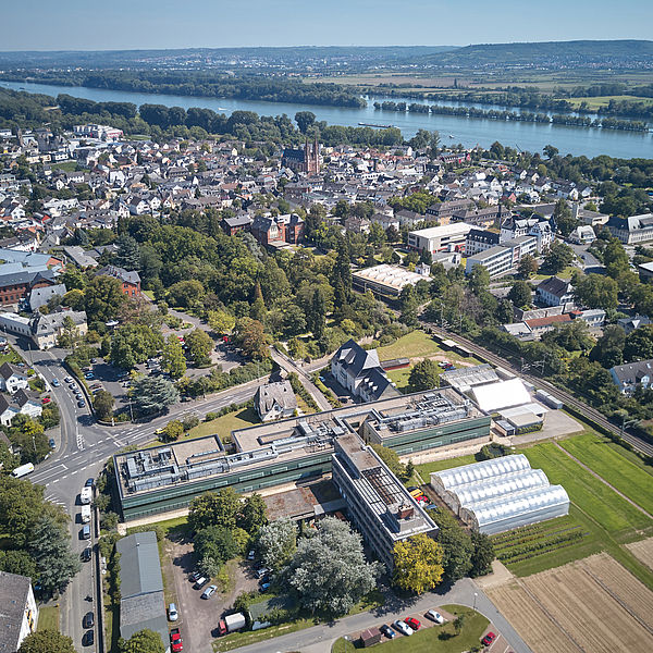 Luftaufnahme vom Campus der Hochschule Geisenheim inmitten der Hochschulstadt Geisenheim. © Winfried Schönbach