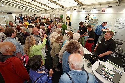 viele Besucher am Stand