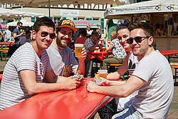 Gruppe sitzend am Tisch 