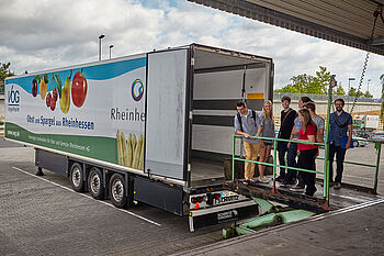 Studierende stehen auf der Laderampe eines LKW. © Hochschule Geisenheim