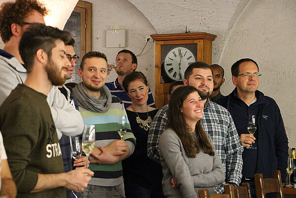 Studenten mit Weinen in den Händen