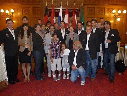 Gruppenbild vor Fahnen 