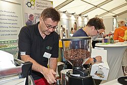 Mann macht einen Espresso