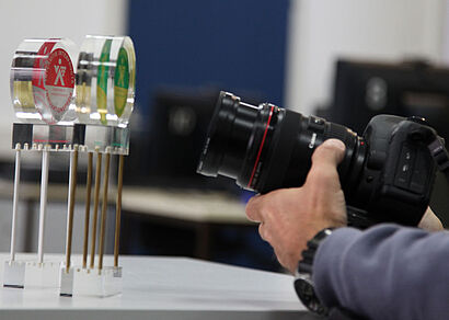 Kamera welche in Haenden gehalten wird