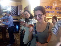 Studentinnen mit Wein in der Hand 