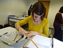 Studentin bei der Laborarbeit