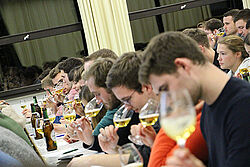 Studenten riechen in ihre Gläser 