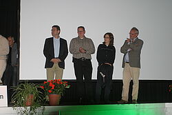 Gruppe steht auf der Bühne 