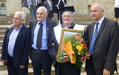 Prof. Schaller zusammen mit rumänischen Kollegen: Prof. Dr. Alexander Naghiu (2. v. li.) und Prof. Dr. Emile Luca (r.)