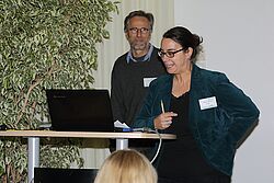 Mann und Frau halten Vortrag