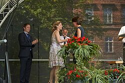 Preisübergabe auf der Bühne 