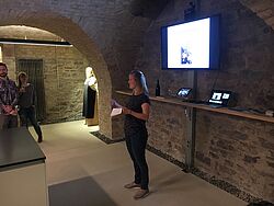 Frau während Rede im Keller