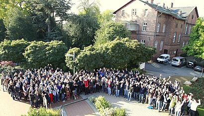 Aufnahme der Studenten auf dem Campus von oben 