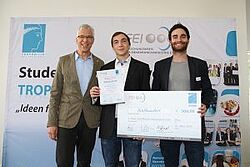 Dr. Claus-Dieter Patz mit seinen Schützlingen und dem Gewinnerscheck. 